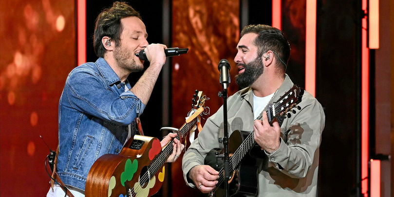 Les chanteurs Vianney et Kendji Girac lors du Téléthon 2023.
