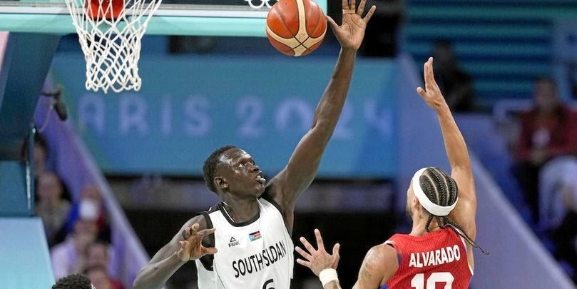 Vibrant Basketball: Fc Porto Sign Point Guard Corey Allen Capture Illustration Vibrant Basketball: Fc Porto Sign Point Guard Corey Allen Capture Illustration