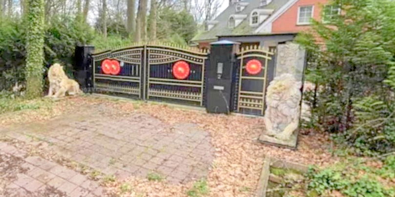 L'une des villas saisies en juin 2024 par l'État fédéral belge et qui appartenait au chef mafieux Orhan Üngan. Sur le portail, l'emblème de la présidence de la République turque.
