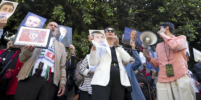 In Tunisia, the verdict in the case of conspiracy against state security was delivered on Saturday, April 19, after a very agitated hearing on Friday and weeks of mobilizations, here are demonstrators in front of the Court of First Instance, Bab Bnet, Tunis, April 11, 2025 © Noureddine Ahmed/Shutterstock/SIPA