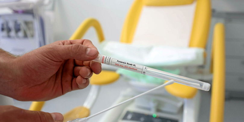 En France, 1,5 million de personnes environ auraient déjà envoyé leur ADN spontanément.
