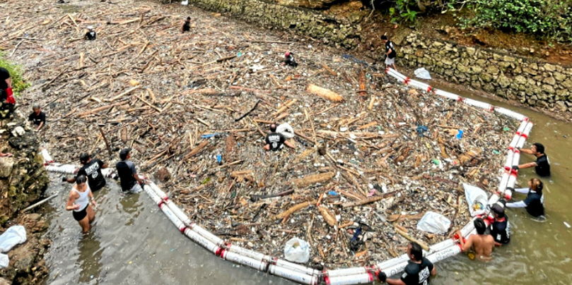 L’association indonésienne Sungai Watch déploie depuis 2020 plus de mille barrières sur l’île de Bali, en Indonésie.
