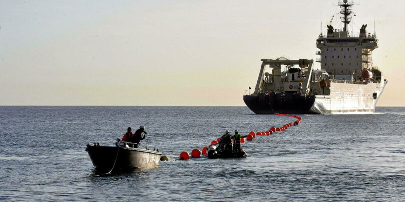Les câbles sous-marins assurent plus de 99 % des télécommunications internationales. Ils sont posés et entretenus par des navires câbliers. 
