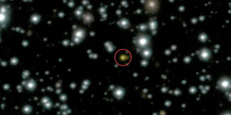 Le point orange cerclé de rouge au centre de cette image prise par le Very Large Telescope révèle l'emplacement de GRB 250702B, une explosion cosmique qui a duré 24 heures, se répétant - du jamais-vu.
