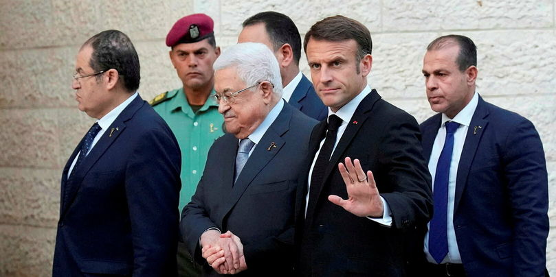Emmanuel Macron et le président palestinien Mahmoud Abbas, à Ramallah, en Cisjordanie, le 24 octobre 2023.