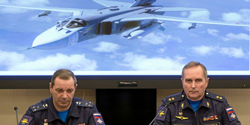 Un bombardier russe Su-24, en fond, présenté lors d'une conférence de presse à Moscou le 21 décembre 2015, moins d'un mois après que la Turquie a abattu un Su-24 qui a violé son espace aérien. 
