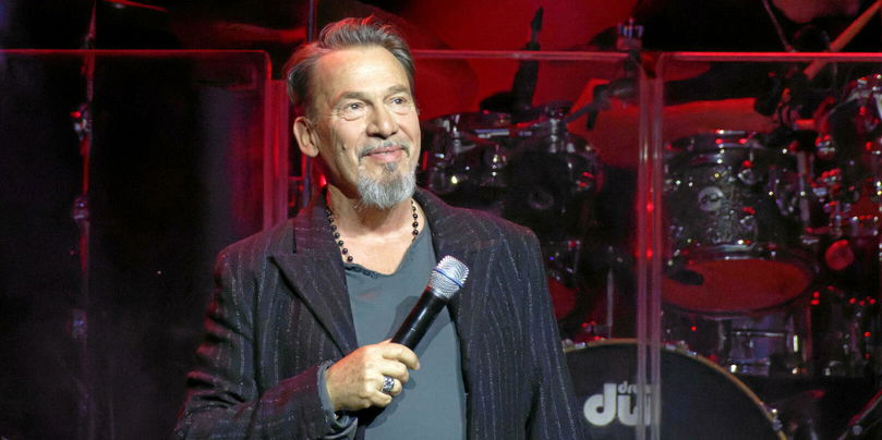 Florent Pagny, ici en mai 2024 à L'Olympia, a confié avoir fait trois fois des implants de cheveux.
