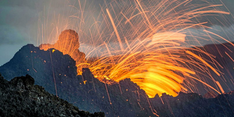 Le volcan Piton de la Fournaise (La Réunion) en éruption, le 5 février 2015. La découverte du rôle du cisaillement dans la formation des bulles de gaz pourrait améliorer la prévision des éruptions volcaniques.
