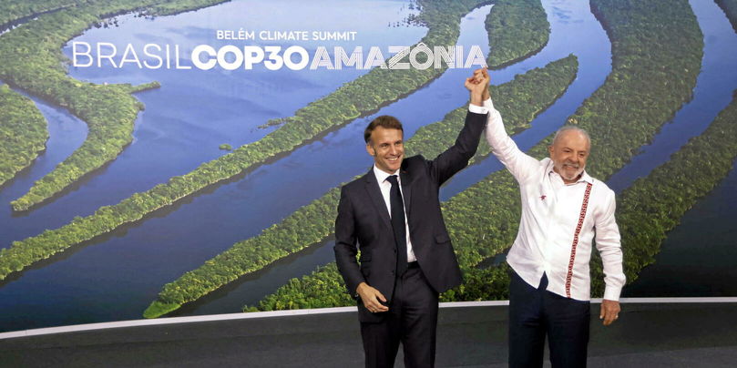 Emmanuel Macron et le président brésilien Luiz Inácio Lula da Silva à l’occasion du Sommet des Chefs d’État et de gouvernement de la 30e Conférence des Parties à la Convention des Nations unies sur les changements climatiques, à Belém, le 6 novembre.
