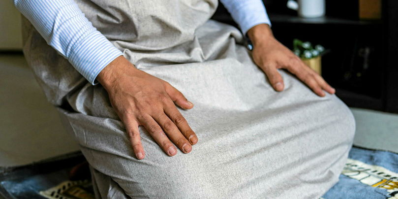 Un jeune musulman en train de faire sa prière.