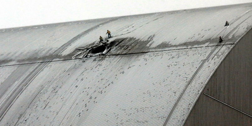 Des sauveteurs travaillent sur le nouveau sarcophage de la centrale nucléaire de Tchernobyl, près de Kiev