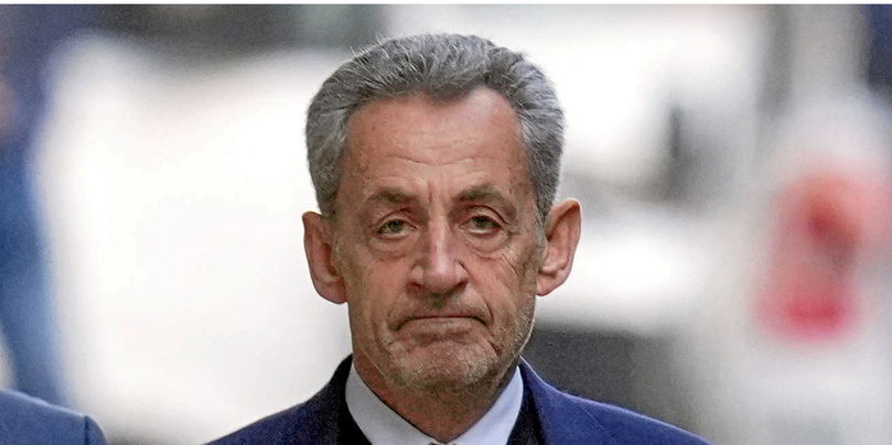 Au Bic sur une petite table » : Nicolas Sarkozy publie son « Journal d'un  prisonnier »